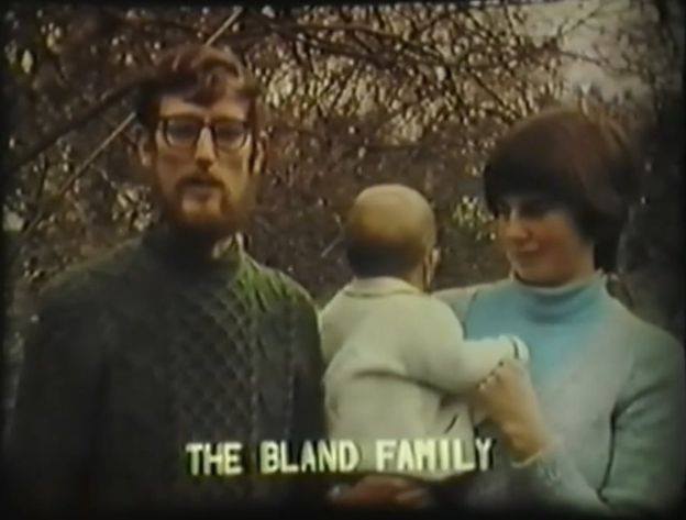 screenshot uit de BBC-documentaire over veganisme, met 2 volwassenen en een kind en de tekst 'the Bland family'
