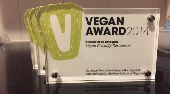 een plaquette van de Vegan Awards 2014