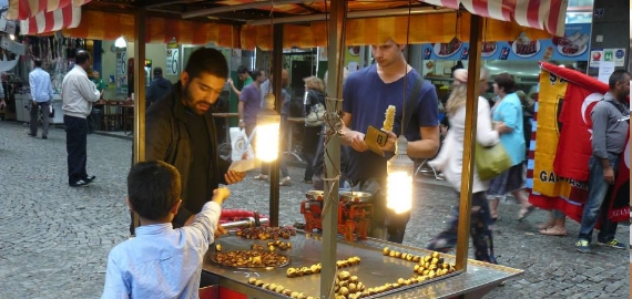 hoe-overleef-ik-mijn-vakantie-als-vegan-5-tips2 iemand bij een eetstandje in het buitenland