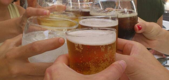 hoe-overleef-ik-mijn-vakantie-als-vegan-5-tips3 mensen die met elkaar proosten