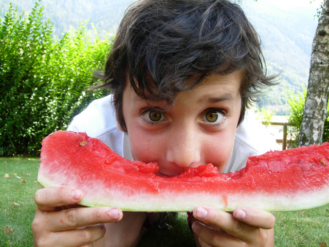 een kind eet van een watermeloen
