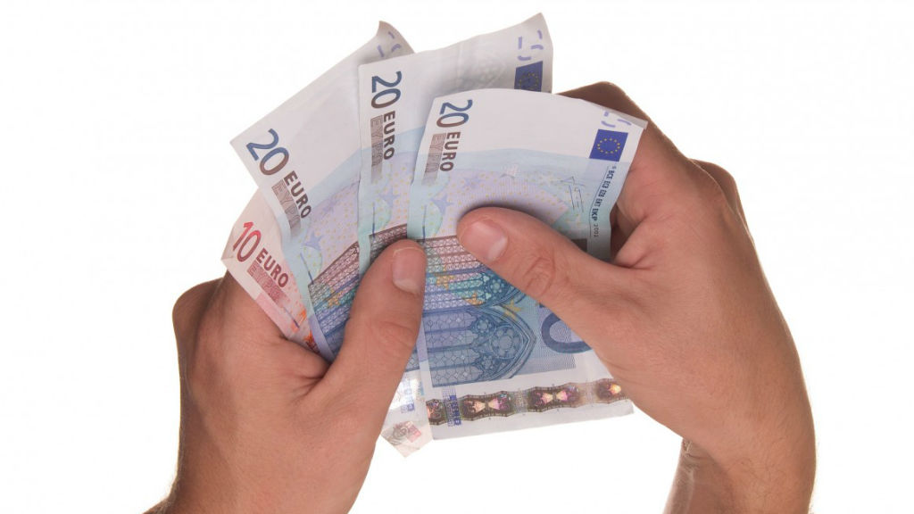 twee handen die bankbiljetten vasthouden