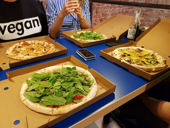 Tafel met vier pizza's bij Mastino V in Amsterdam