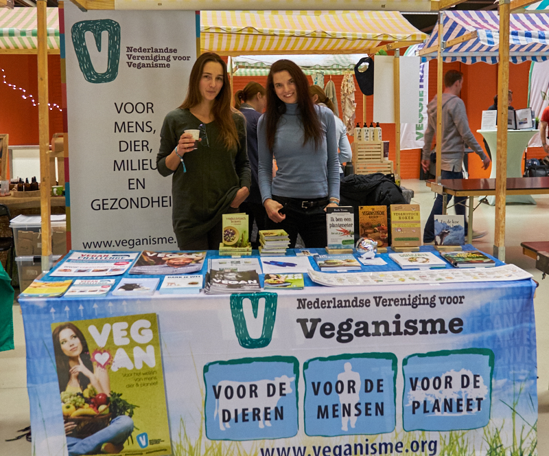 Stand van de NVV met boeken, flyers en magazines op VegFest NL 2016
