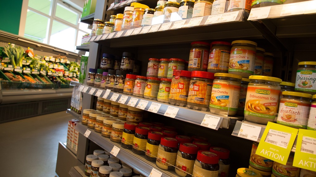 een schap met vegan producten in een supermarkt