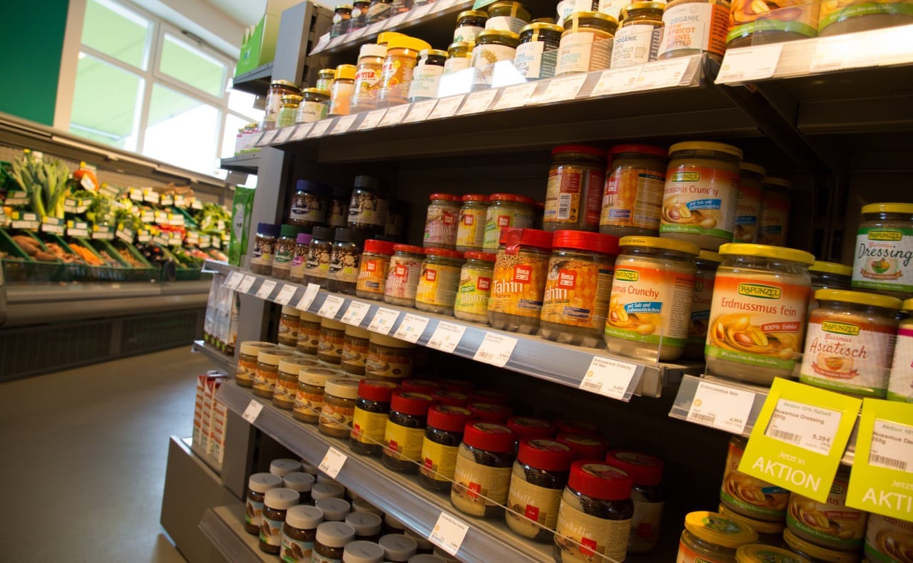 Schap met broodbeleg in vegan supermarkt 'Veganz' in Berlijn