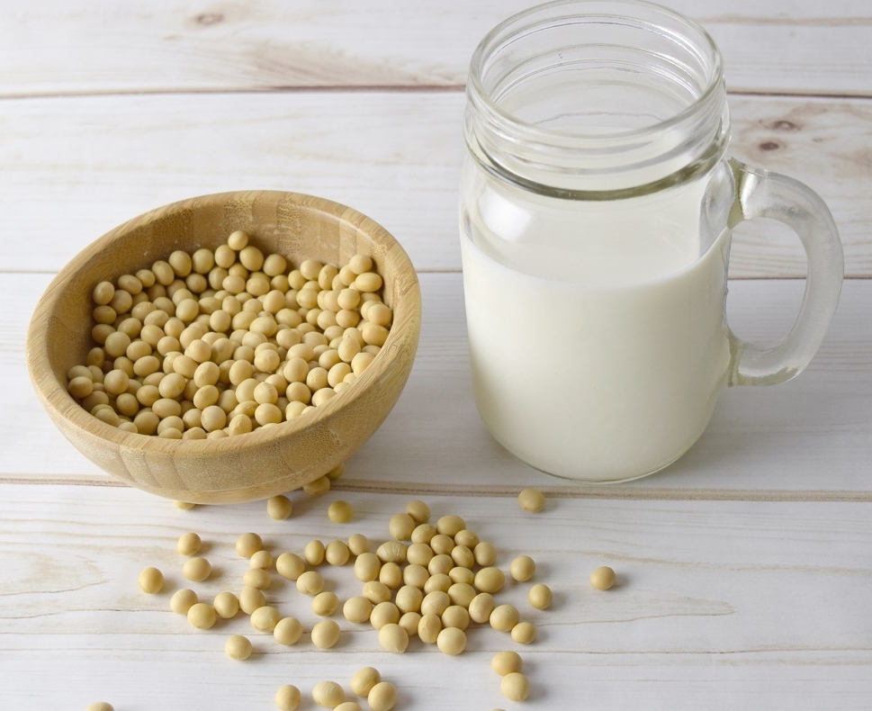 een glas melk en een schaaltje met sojabonen