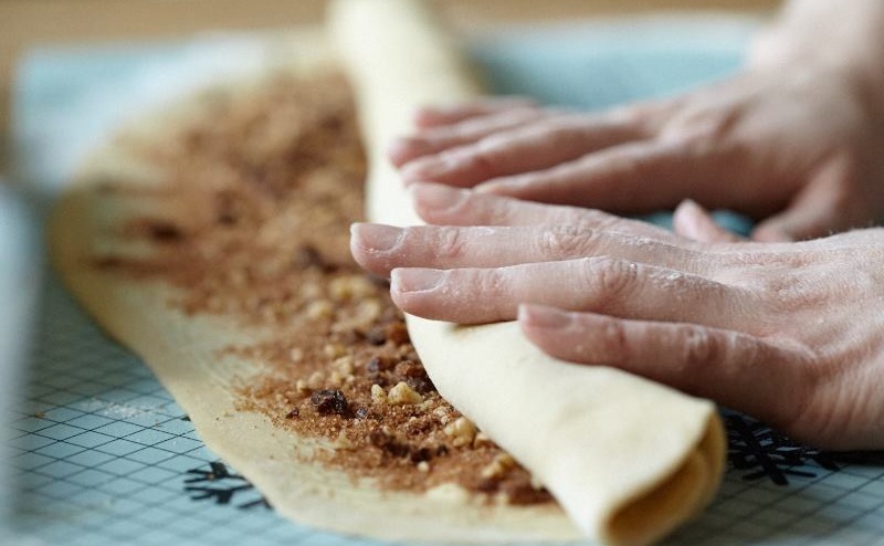 twee handen die een wrap dichtrollen