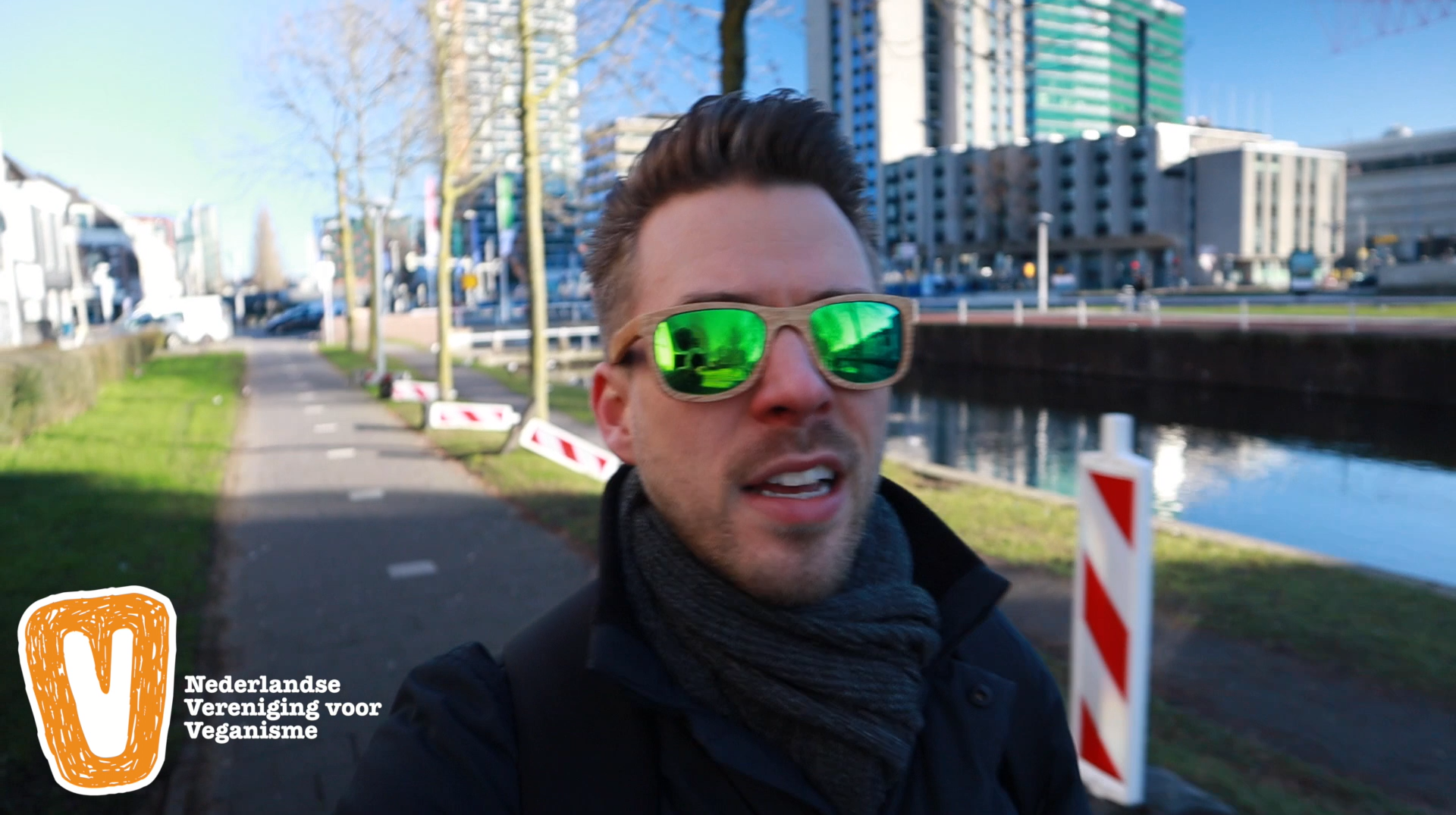 iemand die buiten loopt in een stedelijke omgeving