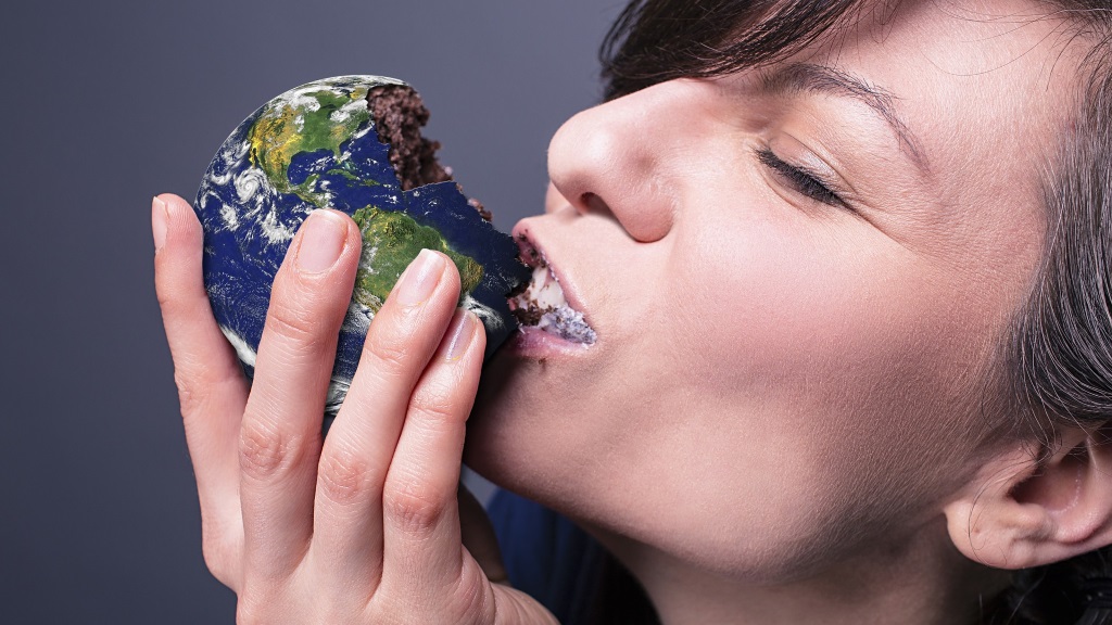 iemand die de aardbol opeet