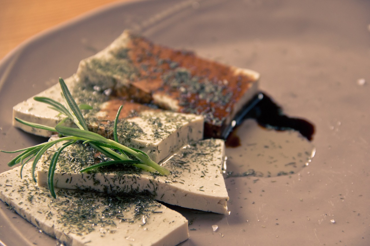 Tofu vier met kruiden bedekte stukken tofu