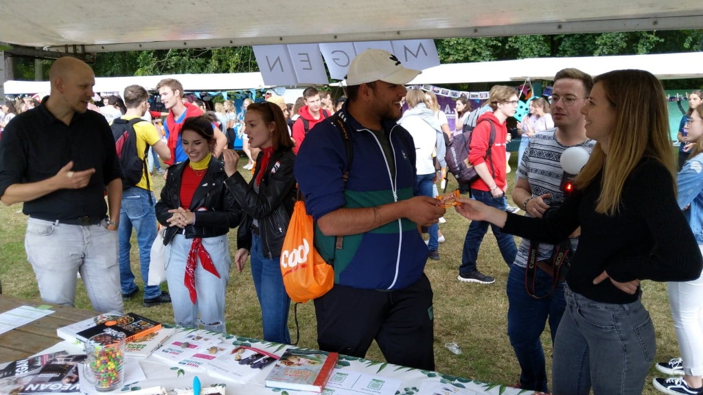tweede-vegan-studentenvereniging-in-nederland-vsa-nijmegen2 leden van de VSA Nijmegen bij hun stand
