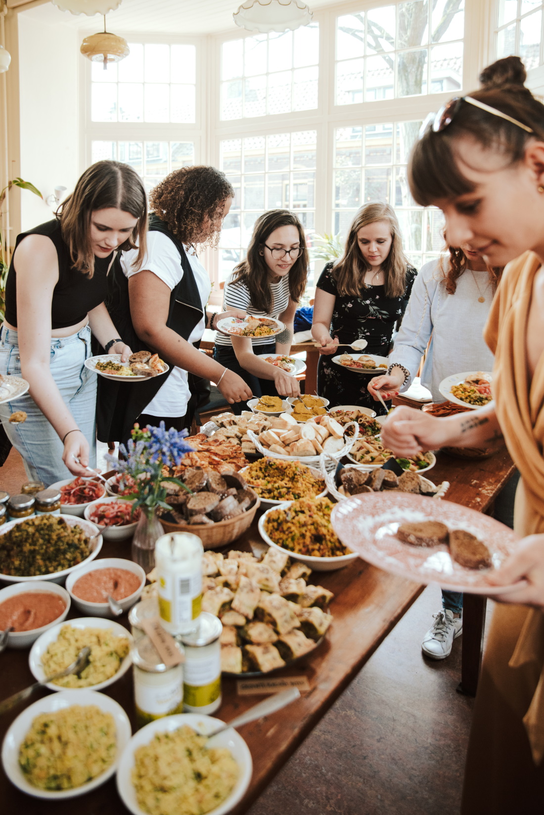 you-can-sit-with-us2 mensen in een restaurant bij een buffet