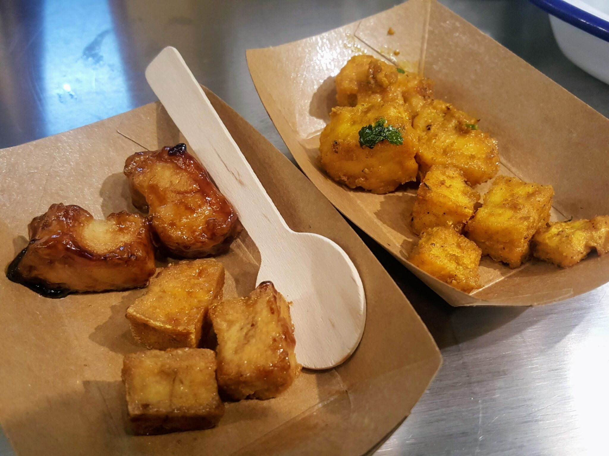 twee bakjes met gebakken vegan producten van SoFine