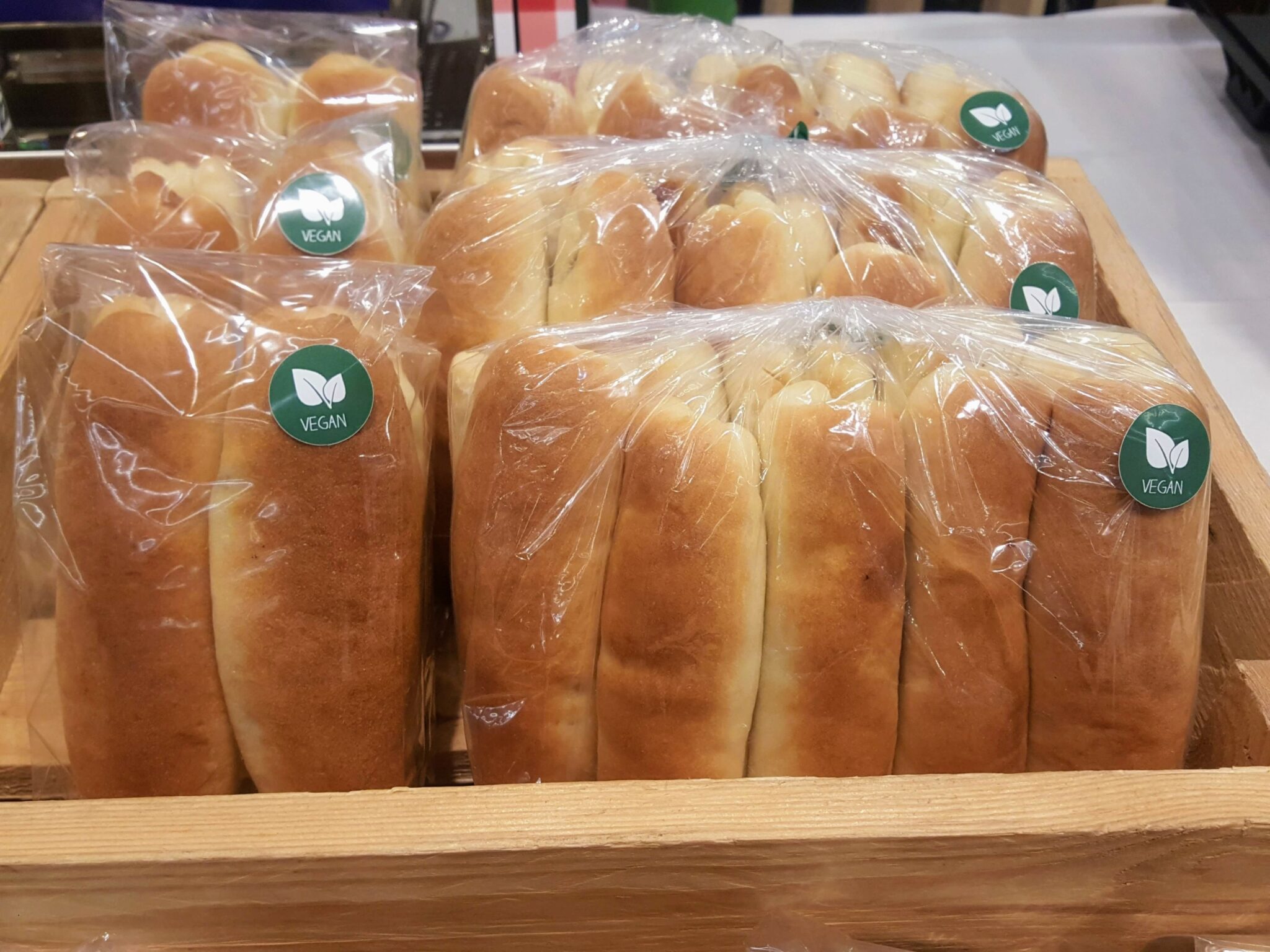 verpakkingen met voorverpakte vegan worstebroodjes