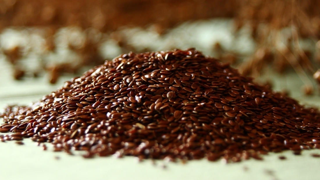 Omega-3 vetzuren een berg met zaden die omega-3 vetzuren bevatten