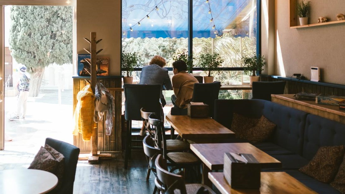 een bijna lege horecazaak