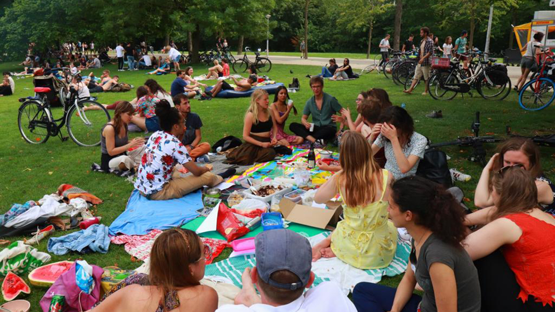 leden van de VSA Amsterdam in een park