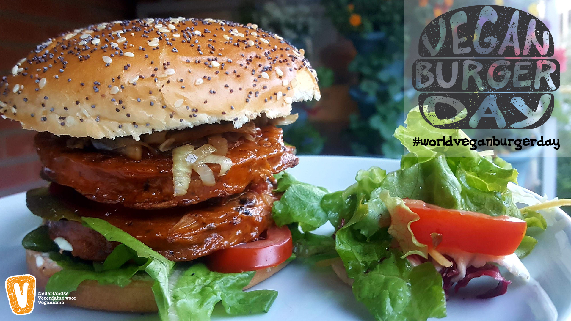 een rijkelijk gevulde burger met rauwkost ernaast voor World Vegan Burger Day
