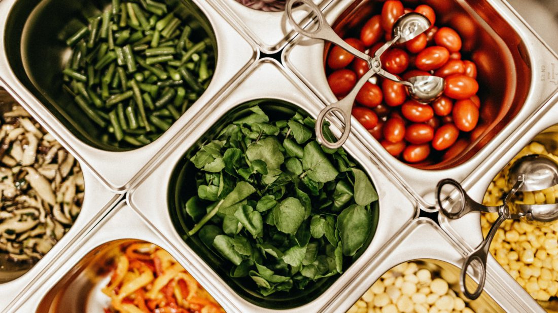 diverse groenten in metalen bakjes