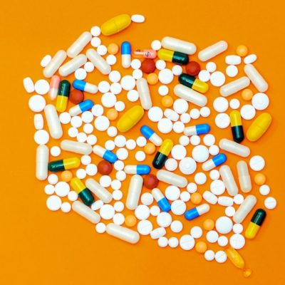 Medicijnen diverse losse medicijnen liggen uitgespreid