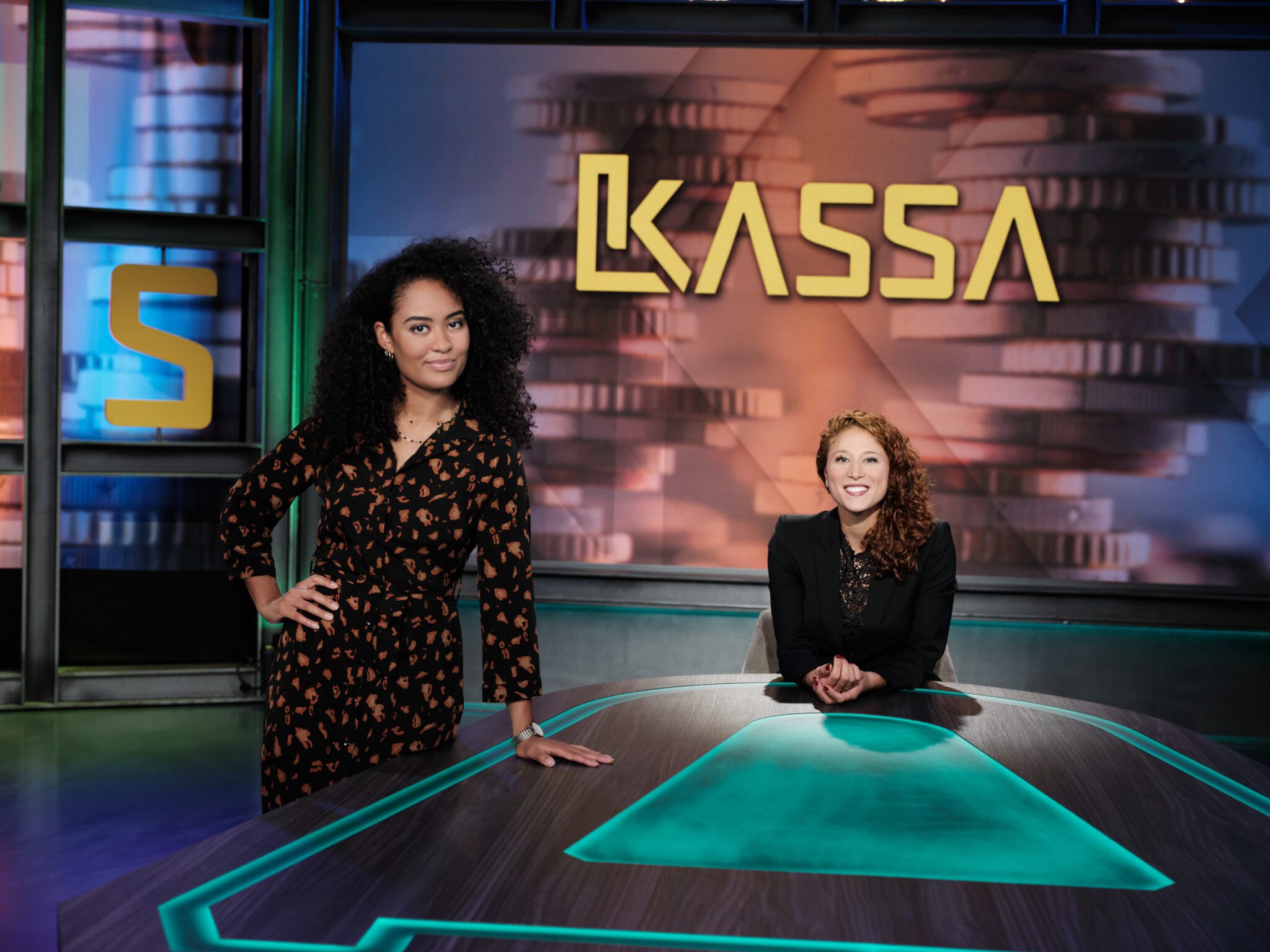 twee presentatoren van het programma Kassa
