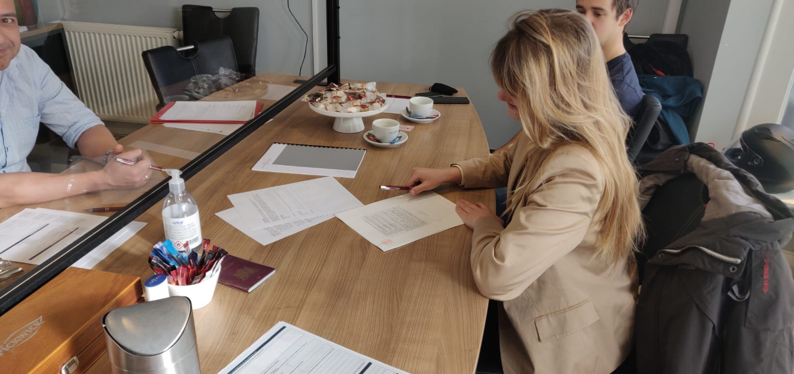 Eva Everloo ondertekent de statuten van VSA Wageningen