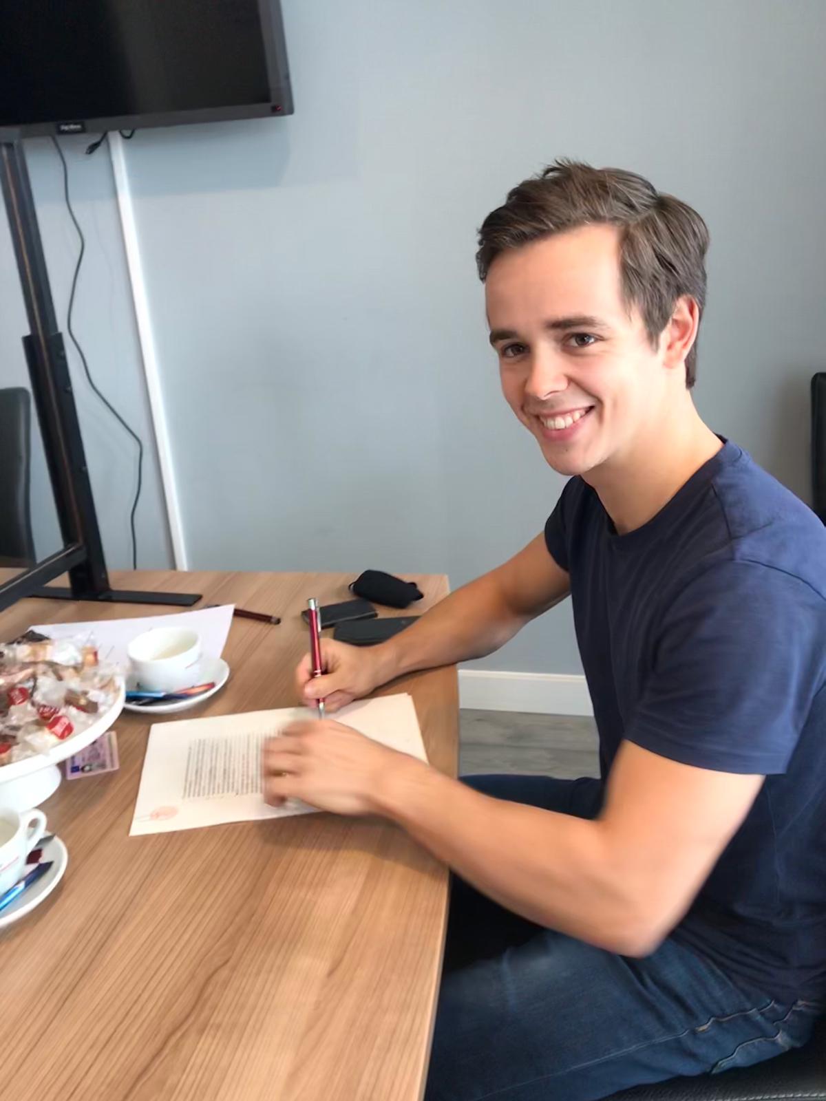 WhatsApp Image 2021-04-08 at 11.21.44 Ramon van Esch tekent de statuten