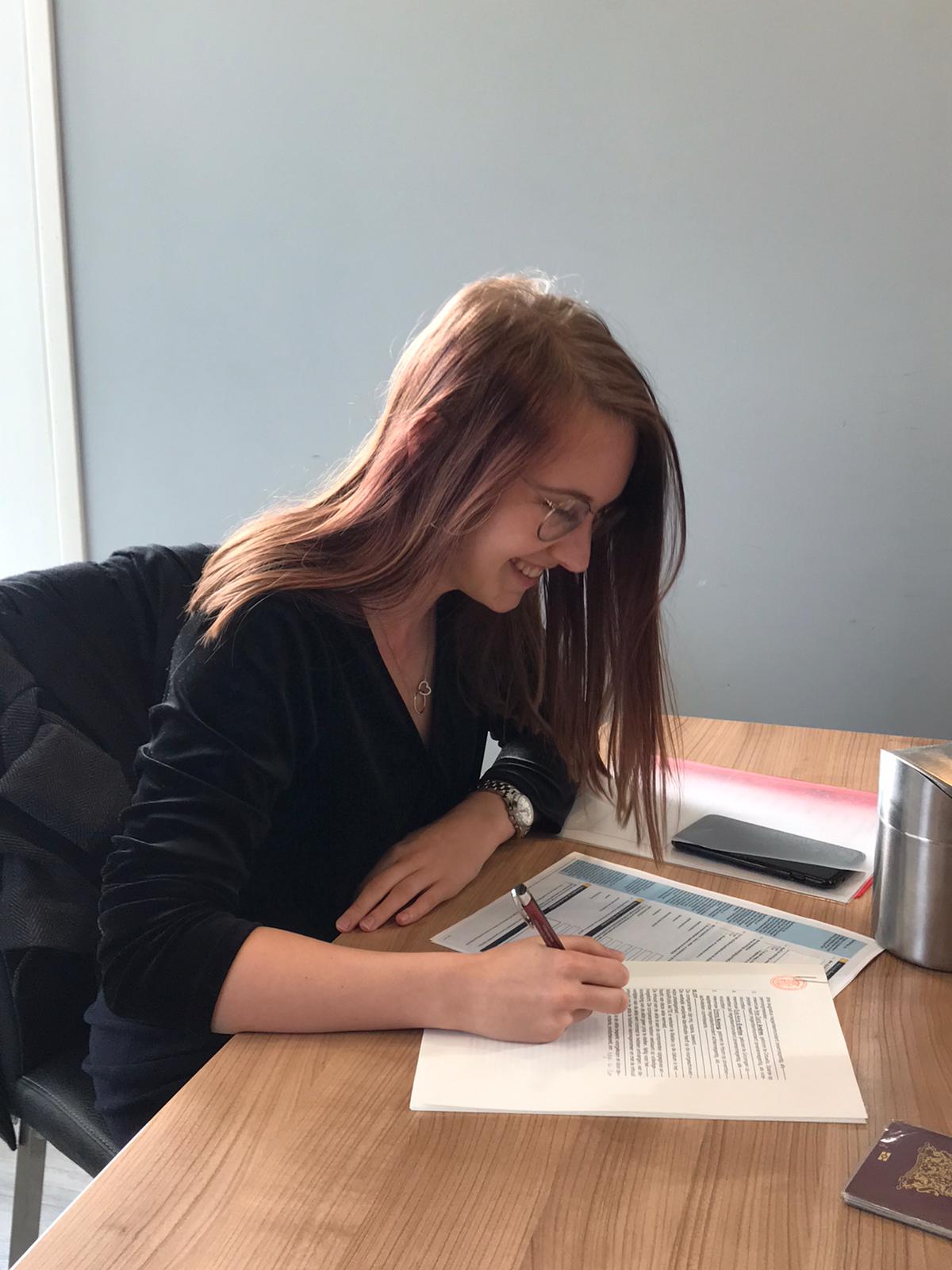 Emma Koning tekent de statuten Emma Koning tekent de statuten