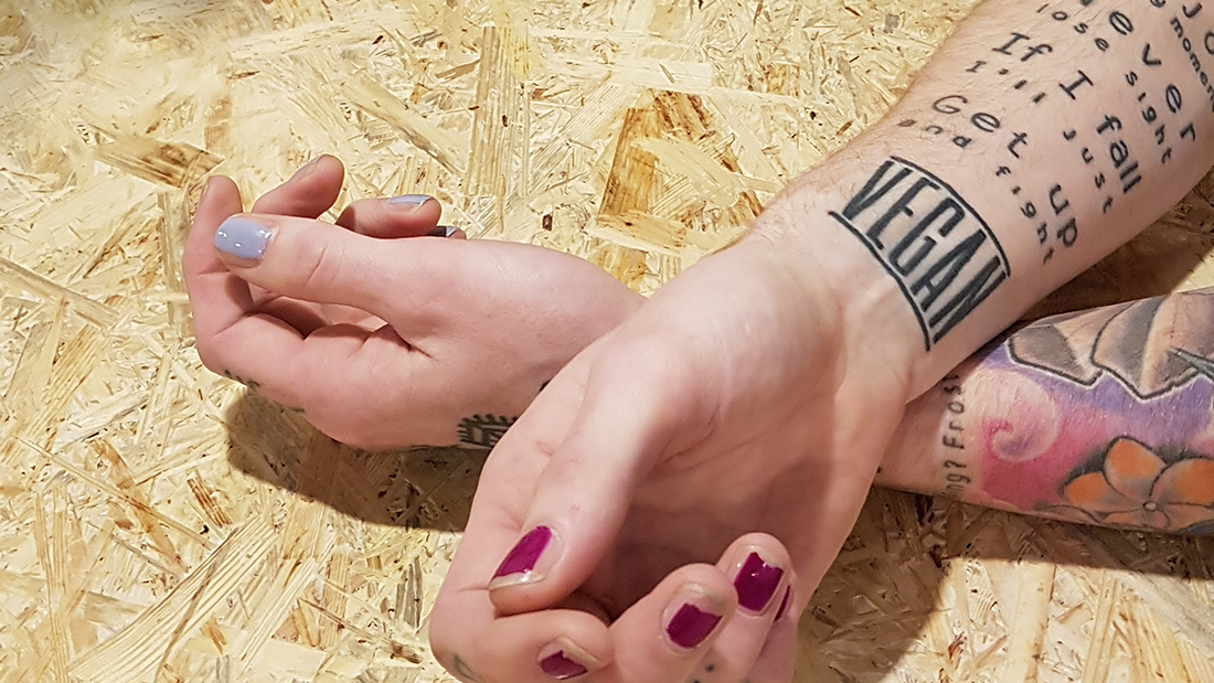 twee armen met vegan tatoeages