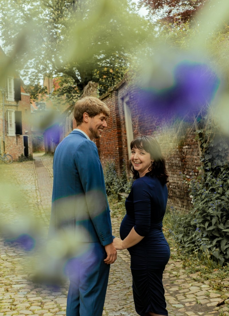 2. trouwdag_sharona_sijmen_170521-134 modellen Sharona en Sijmen in een straatje van een oud stadje