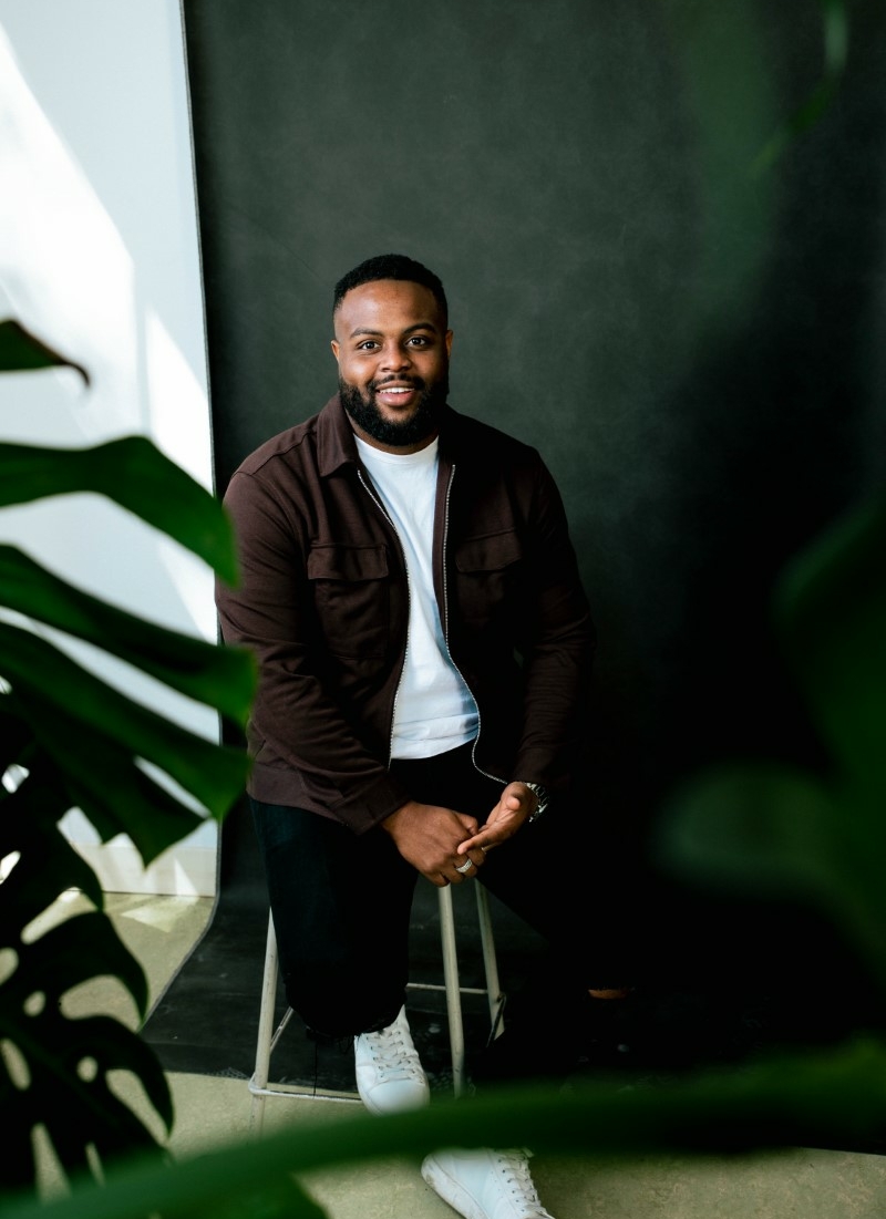 4. shaquelle_300521_credit_gekebosch-69 model Shaquell van Ommeren zittend op een stoel