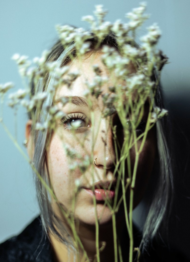 5. rosa_portret_180121-53 model Rosa Veldhorst achter een takje met wilde bloeiende bloemen