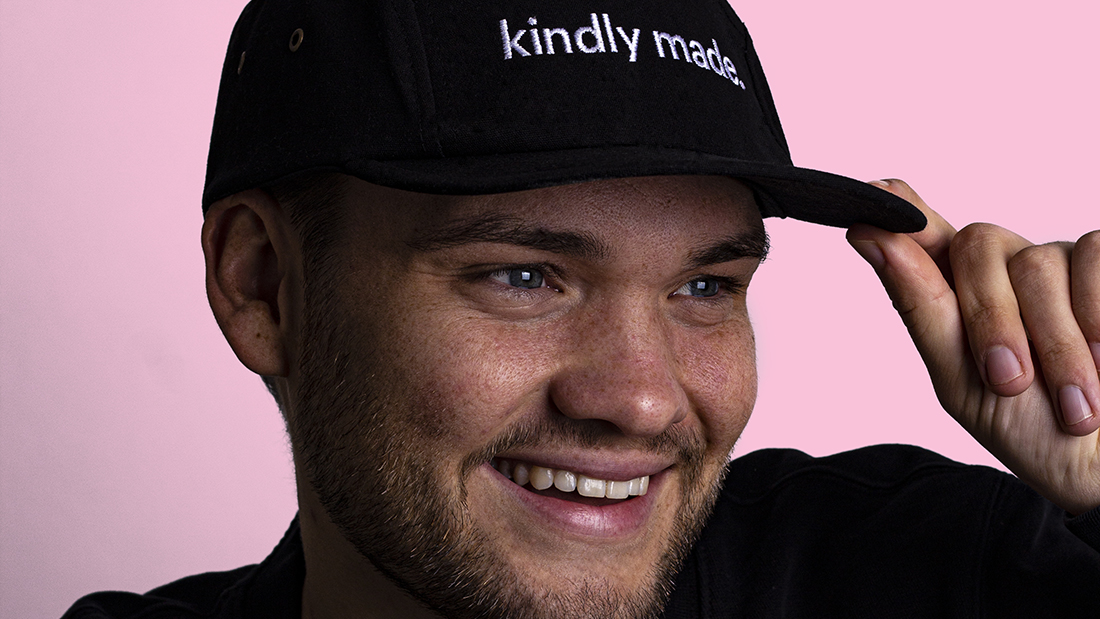 Timo Kramp kijkt lachend opzij