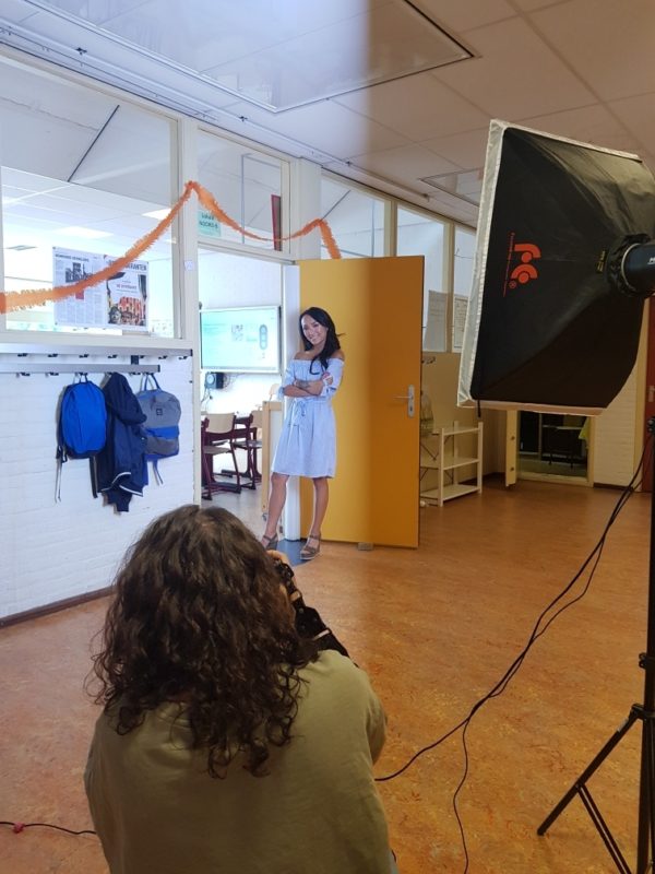 20210623_162835 Dina voor de open deur van een klaslokaal