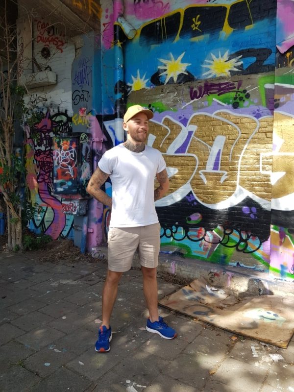 20210717_110816 Fabian staand voor een muur beschilderd met graffiti