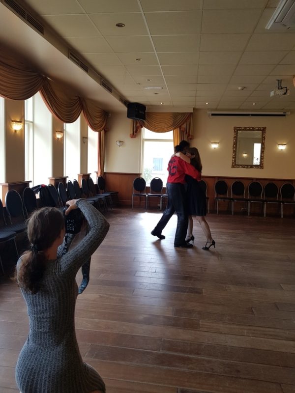 20210816_111800 Krishna aan het dansen met iemand