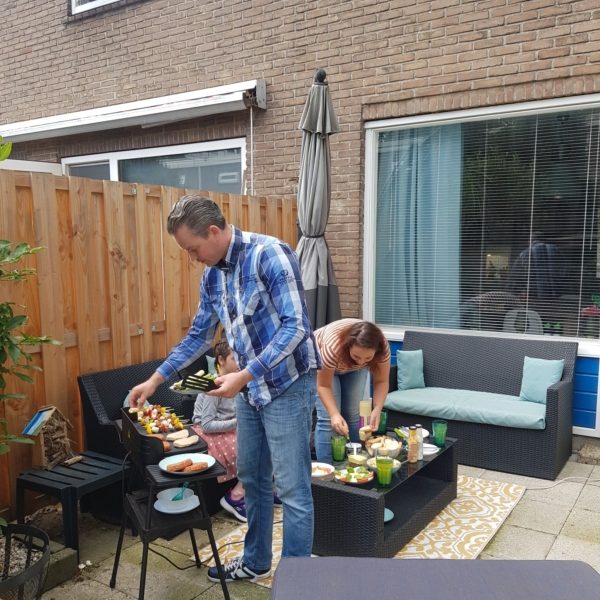 20210816_173843 Annabel en Tim in hun tuin, bezig met de BBQ