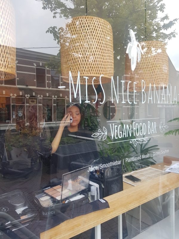 20210822_102854 Hesse-Anne achter het raam van haar restaurant Miss Nice Banana
