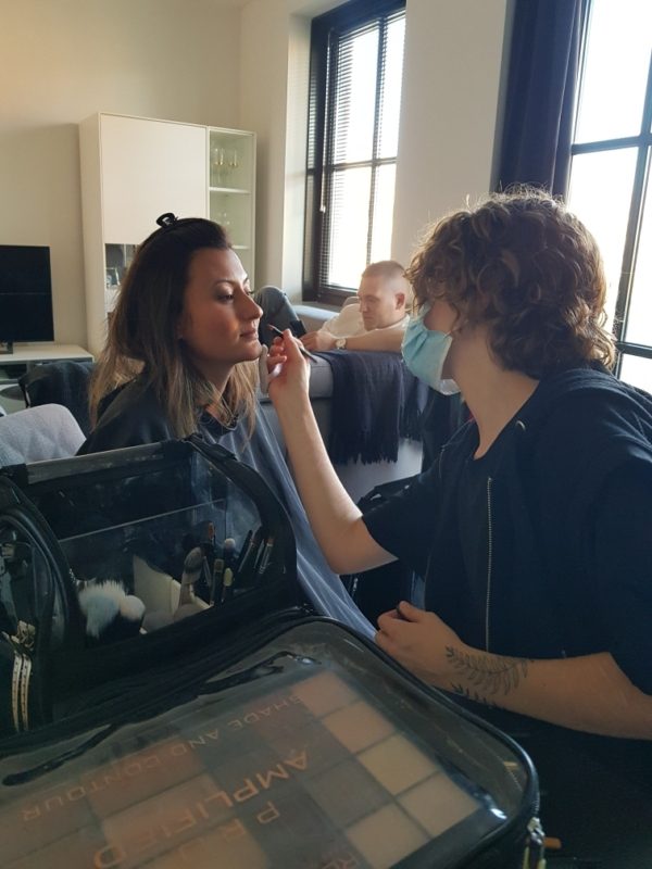 20210823_184901 Anjuli en Mike bij de visagist