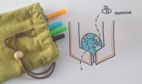 een door Monique gemaakte afbeelding en een zakje met stiften