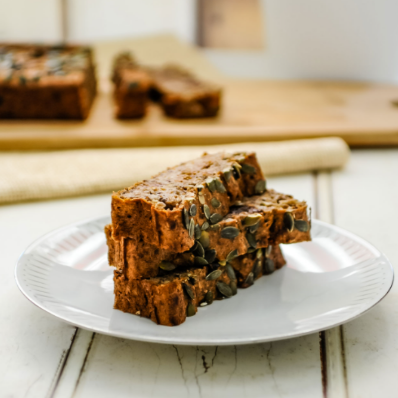 Bananenbrood drie plakken bananenbrood op een bord