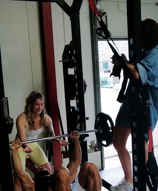 Screenshot_20210820-174854_Instagram Leonore aan het coachen bij een fitnessapparaat