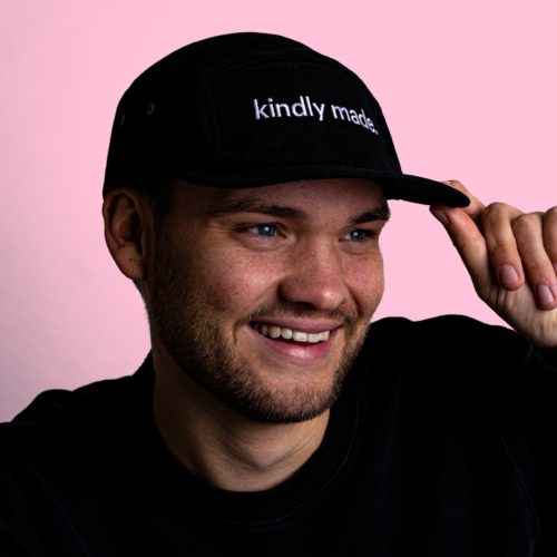 Timo Kramp kijkt lachend opzij