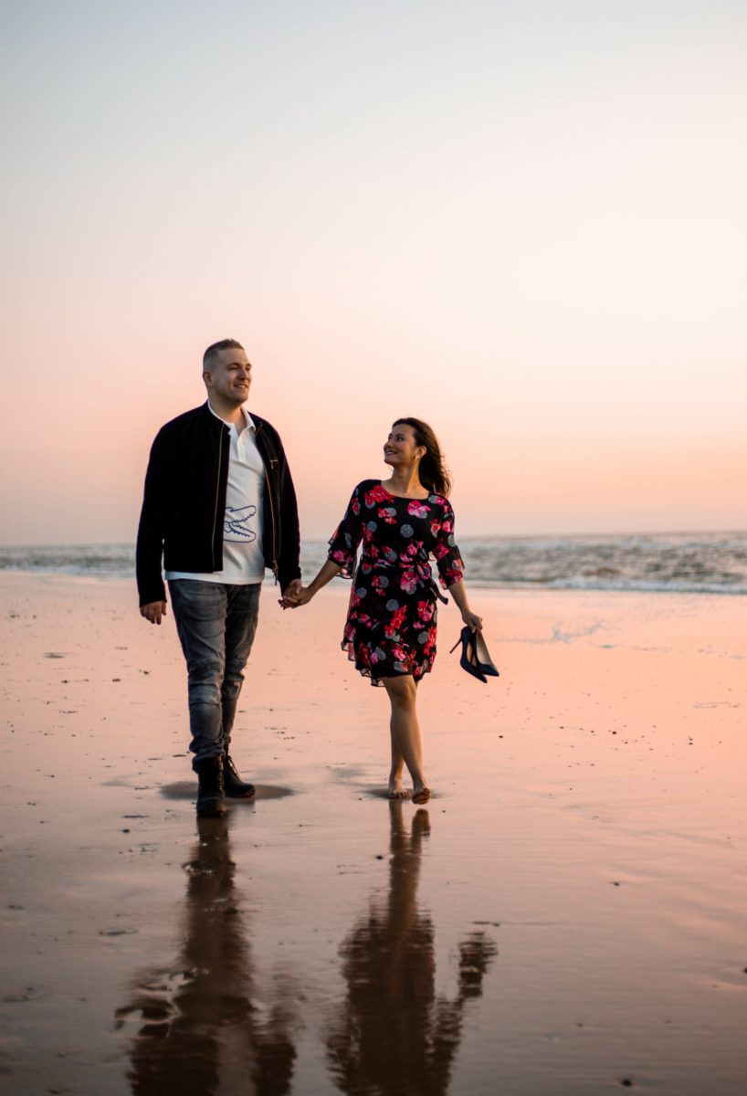 anjulie_mike_vegankalender_230821_credit_gekebosch_@geke.photography_gekebosch.nl-169 Anjuli en Mike lopen op het strand