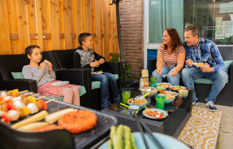 annabel+tim_vegankalender_160821_credit_gekebosch_@geke.photography_gekebosch.nl-106 Annabel, Tim, Dylan en Zoë aan het smullen van de BBQ