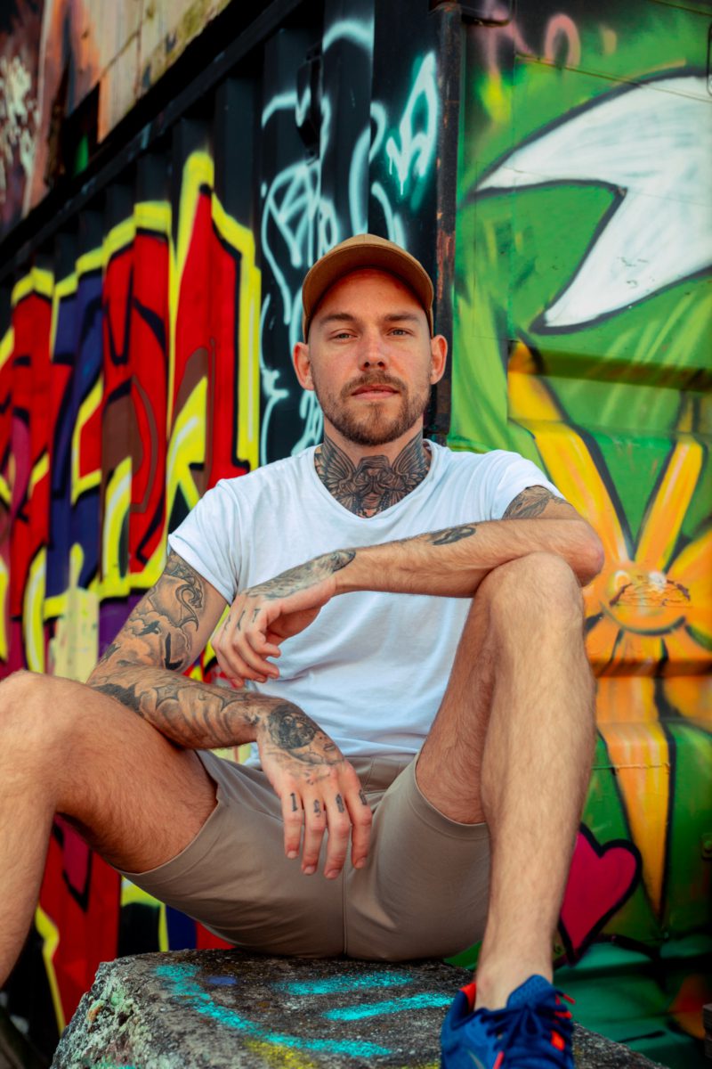 fabian_vegankalender_170721_credit_gekebosch_@geke.photography_gekebosch.nl-183 Fabian zittend voor een muur bedekt met graffiti