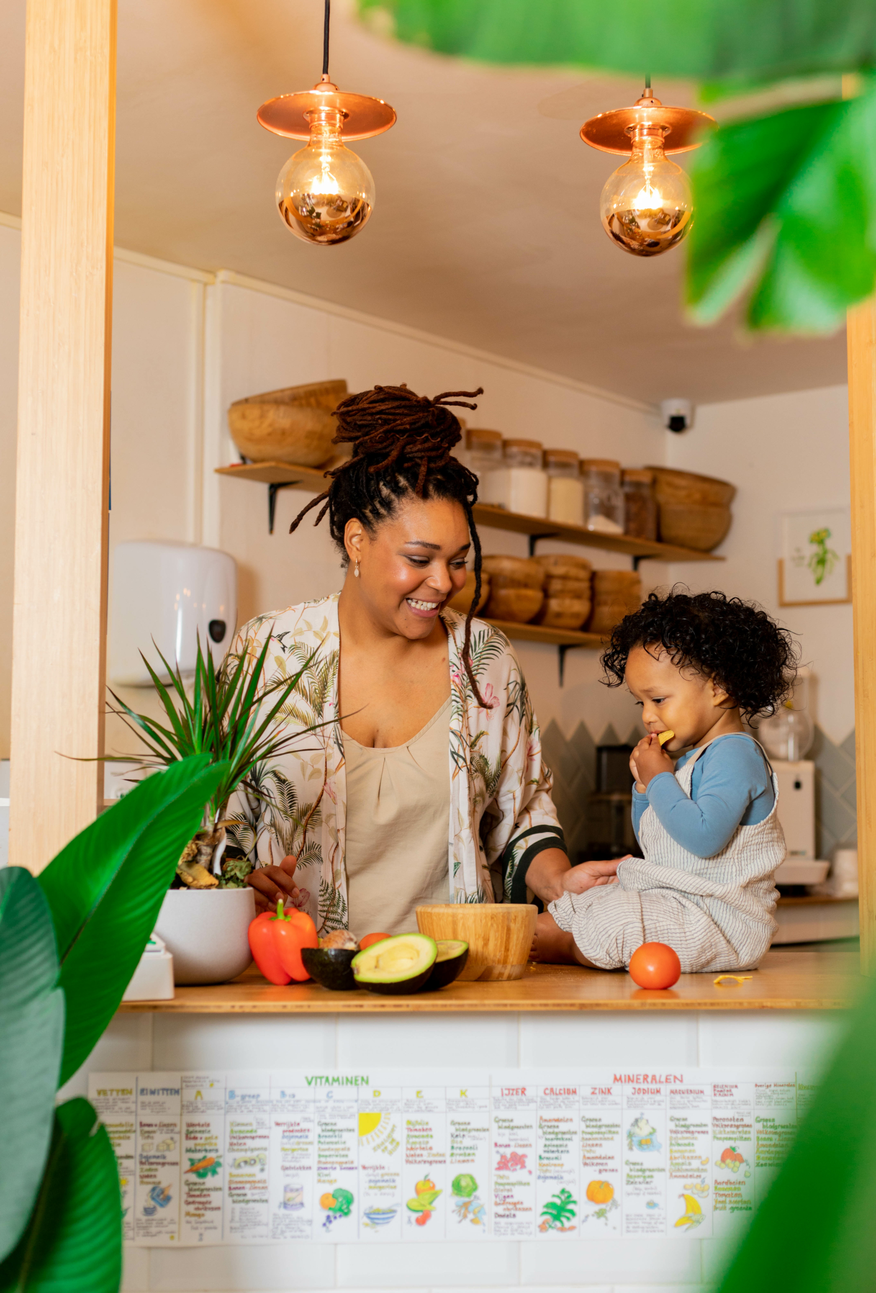 hesse-anne_vegankalender_220821_credit_gekebosch_@geke.photography_gekebosch.nl-53 Het kindje van Hesse-Anne zit naast haar op de toonbank van haar restaurant