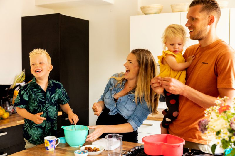 maik_jessica_vegankalender_110721_credit_gekebosch_@geke.photography_gekebosch.nl-106 Jessica met haar man en 2 kinderen bezig met beslag maken
