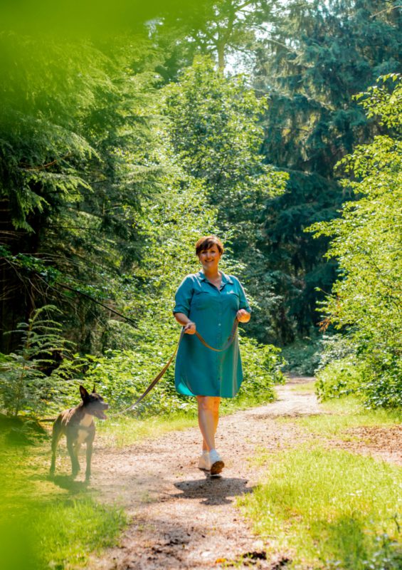 monique_vegankalender_210821_credit_gekebosch_@geke.photography_gekebosch.nl-162 Monique wandelt met de hond in een bos